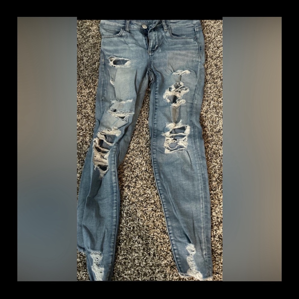 AMERICAN EAGLE DISTRESSED JEANS